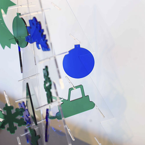 Albero natalizio in plexiglass Sabri di Salberi formine blu e verdi - Ambientato